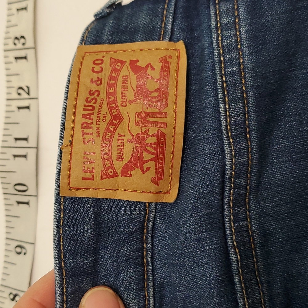 Levi Shorts size 28 - Picture 10 of 11